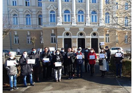 Câțiva orădeni afectați de noul PUZ s-au adunat marți, în ziua în care a început procesul, în fața Palatului de Justiție. „Salvați centrul istoric”, „Stop exproprierilor abuzive” și „Înălțimea minimă e ilegală” au fost câteva din mesajele pe care ei le-au afișat