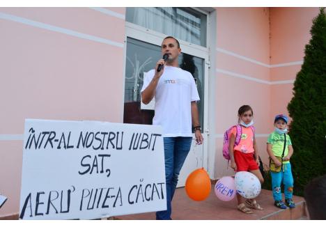 La protestul din august 2019, oamenii din Sântandrei au afişat mesaje împotriva poluării provocate de fermele Nutripork