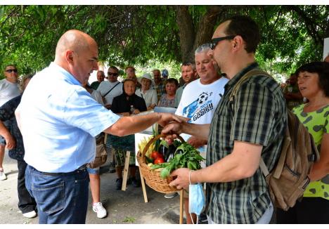 Preşedintele CJ Bihor, Ilie Bolojan, nu a luat de protestatari coşul cu legume, spunând că trebuie să urce la şedinţa de Consiliu Judeţean. Le-a spus, în schimb, că pot să-l lase în instituţie, astfel că sătenii din Tărcaia l-au plasat chiar în faţa prezidiului în sala mare...