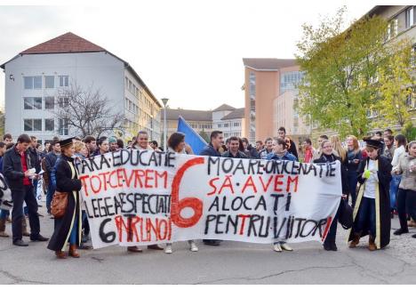 Pentru că Legea Educației Naționale, din 2011, n-a fost respectată și învățământul n-a primit niciodată 6% din PIB, studenții, inclusiv cei din Oradea, au protestat în mai multe rânduri, dar fără succes (fotografie din arhivă, de la o manifestare a studenților din anul 2013)