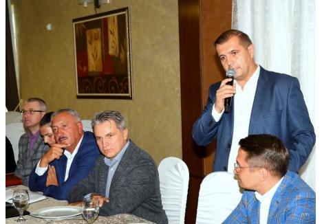 Cristian Laza (în fotografie, la microfon) l-a propus pe Adrian Madar (în dreapta lui) președinte în PSD Bihor (sursa foto: PSD Sânmartin)