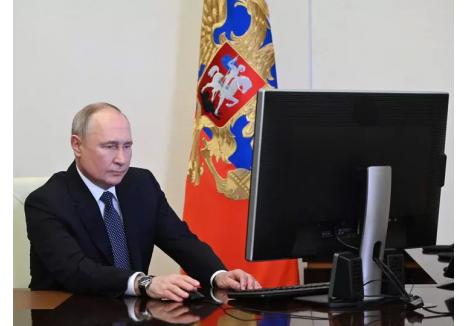 Agenția rusă Sputnik a distribuit o fotografie cu președintele Vladimir Putin în timp ce vota online, din biroul său
