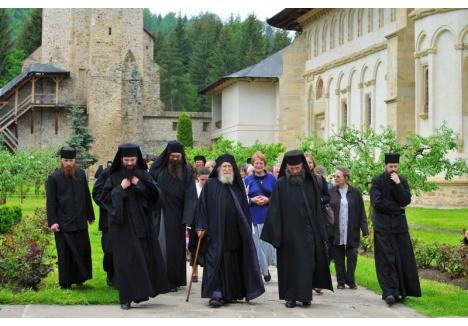 (foto: generic, călugări la Mănăstirea Putna - sursa: Putna.ro)