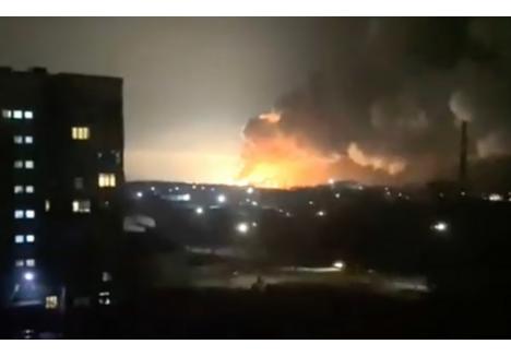 O explozie surprinsă în orașul ucrainean Kharkiv, joi dimineață (sursa foto: https://www.dailymail.co.uk/)