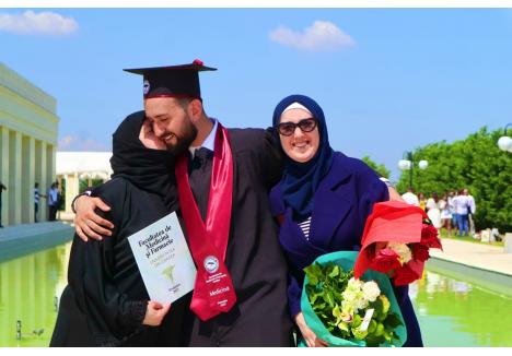 VIITOR MEDIC. Săptămâna trecută, Omar și-a invitat mama (stânga), sora (dreapta), nepoții și câțiva prieteni în Oradea, la festivitatea de absolvire. După ceremonie, sirianul a mers să-și îmbrățișeze mama, atât de emoționată încât a izbucnit de câteva ori în plâns