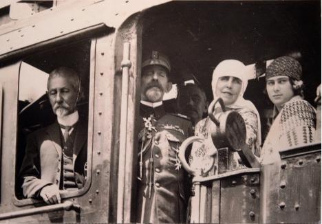 Regele Ferdinand și Regina Maria în trenul regal, la Cluj, în anul 1919 (Sursa foto: Facebook - Familia Regala a Romaniei)