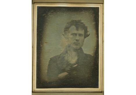 Fotograful american Robert Cornelius este cunoscut pentru faptul că a realizat prima poză de tip autoportret din istorie, în 1839
