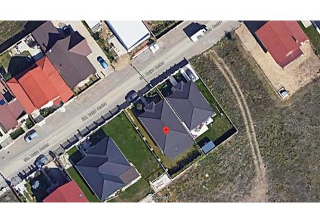 Faptul că cele două case din strada Bajor Andor sunt separate, se vede şi din satelit...