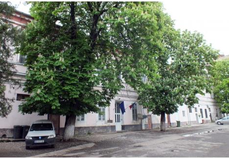 Din toamnă, elevii Şcolii "Nicolae Bălcescu" nu vor mai învăţa în clădirea aflată lângă Sinagoga Ortodoxă de pe str. Mihai Viteazul (foto: arhivă)