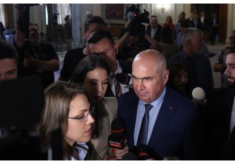 Ilie Bolojan, la sosirea în Parlament, pentru ședința BPN a PNL (Inquam Photos / George Călin)