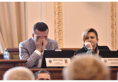 La un moment dat în timpul ședinței Consiliului Local, primarul Oradiei, Florin Birta, și-a acoperit fața cu mâinile, arătându-se exasperat de comentariile PSD-iștilor