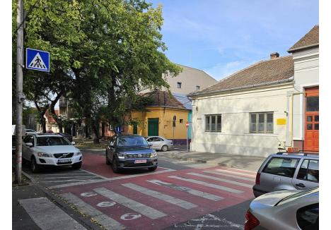 La intersecția străzilor Tudor Vladimirescu și Plevnei, în fața școlii Szacsvay Imre, Primăria vrea să amenajeze un sens giratoriu. Deocamdată, însă, este chemată la judecată de doi dintre proprietarii locuințelor vizate de lucrări