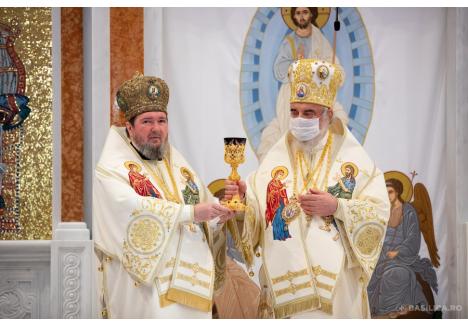 PS Sofronie alături de Patriarhul Daniel la sfinţirea catedralei din Oradea (foto credit: Basilica.ro / Mircea Florescu)