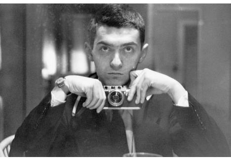 Producătorul de film american Stanley Kubrick, câştigător al premiului Oscar, şi-a făcut un "selfie" în 1949