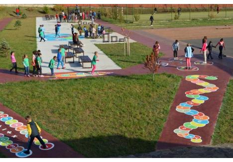 Elevii din Suplacu de Barcău se bucură de jocurile didactice desenate în curtea şcolii (foto: StartONG)