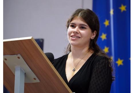 Ioana Gabriela Burtic (foto), una dintre cei 11 studenți admiși cu 10 la Facultatea de Informatică și Științe, a fost invitată și să vorbească în numele studenților, la deschiderea anului universitar