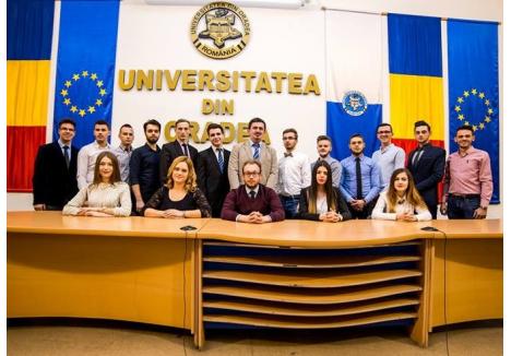 Grupul studenţilor din Senatul Universităţii din Oradea. Ionuţ Boldan (centru jos) este preşedintele interimar