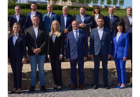 Mihai Torjoc (al doilea de la stânga, pe rândul de jos) este din anul 2024 consilier local PNL în Oradea, în echipa primarului Florin Birta (sursa foto: Facebook/Mihai Torjoc)