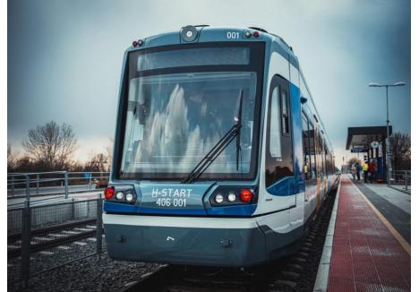 Primele tram-trenuri, care sunt în probe deja pe ruta Hódmezővásárhely - Szeged, au fost fabricate de compania Stadler, în Valencia. Astfel de garnituri ar urma să circule şi pe ruta Debreţin - Oradea (foto: Haon.hu)