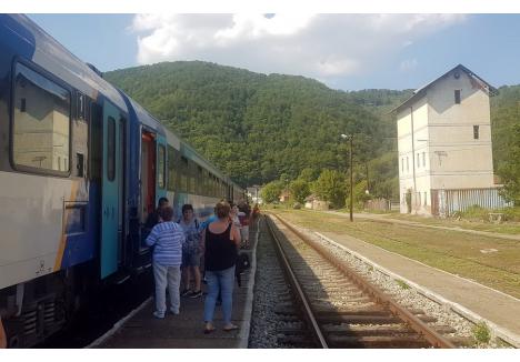 Unii călători care au fost duminică în trenul de Oradea-Cluj au spus că defecțiunile la garnituri sunt o obișnuiță (sursa foto: Andrei Țigănaș/Facebook)
