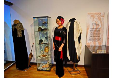 Colecționara Iulia Gorneanu a ales să-și expună colecția de îmbrăcăminte și accesorii feminine din perioada 1850-1950 în premieră, la Oradea