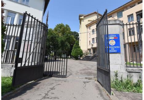 Porţile Universităţii din Oradea se vor deschide doar pentru o parte din studenţii orădeni. Ceilalţi vor fi studenţi de-acasă...