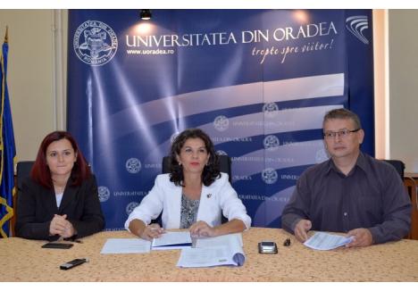 Statisticile privind numărul bobocilor din Universitate au fost prezentate luni, într-o conferinţă de presă, de purtătorul de cuvânt al instituţiei, Adela Mucea (foto stânga), de prorectorul Ligia Burtă (centru) şi de Vasile Aurel Căuş (foto dreapta)