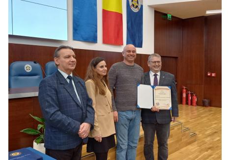 Foștii senatori ai Universității au primit câte o diplomă de merit, în cadrul ședinței de joi (foto: Universitatea din Oradea)