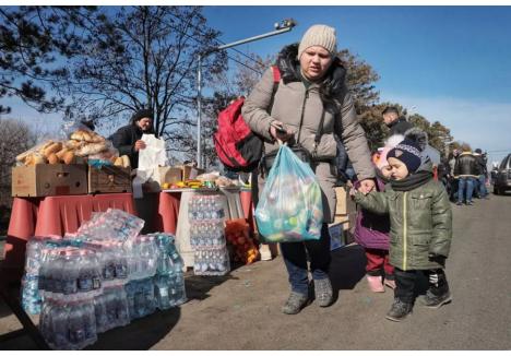 Mulți ucraineni intră pe jos în România, având la ei puține bagaje (sursa foto: libertatea.ro)