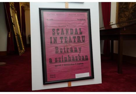 Afișul bilingv al unui spectacol jucat la Oradea și intitulat „Scandal în teatru”