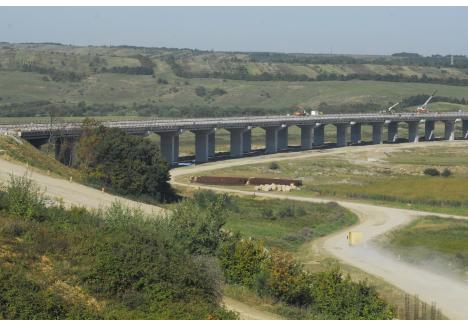 Construit cu prețul a zeci de milioane de euro, viaductul lung de 1,8 km de pe lacul de acumulare de la Suplacu de Barcău este la fel de inutil ca întregul tronson de autostradă din această localitate până la Chiribiș, abandonat din 2013 (foto: Arhiva BIHOREANUL)