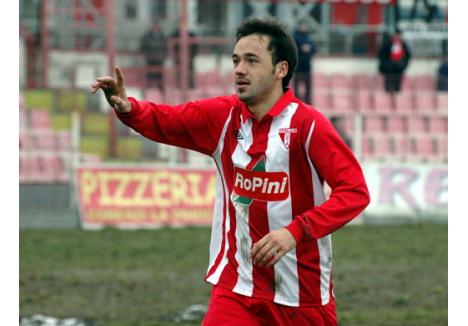 După ce în trecut a mai evoluat la FC Bihor, Adrian Voiculeţ (foto) a fost din nou achiziţionat de conducerea clubului, după ce, ca jucător la UTA, a devenit golgheterul seriei