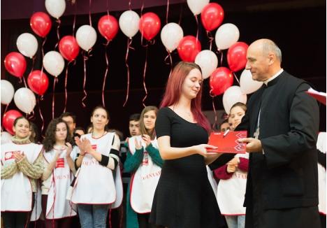 Ioana Miruna Cazacioc a primit premiul pentru "Voluntarul anului 2015" în cadrul galei Caritas Eparhial