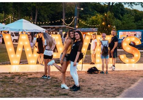LUMINI ŞI CULOARE. La fel ca vara trecută, organizatorii Waves Festival au pregătit instalaţii luminoase şi decoraţiuni "instagramabile" pentru ca petrecăreţii să plece cu cele mai reuşite imagini (Sursa foto: Facebook - Waves Festival)