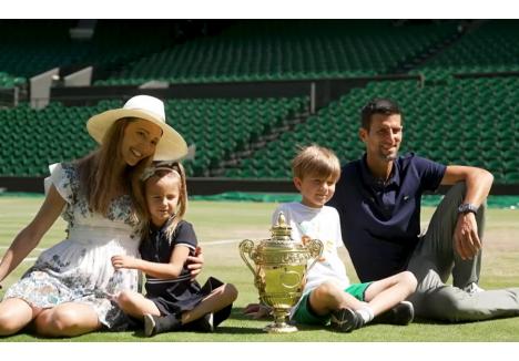 Novak Djokovic și de familia sa, după ce sportivul a câștigat, la începutul lunii iulie, un nou trofeu la Wimbledon