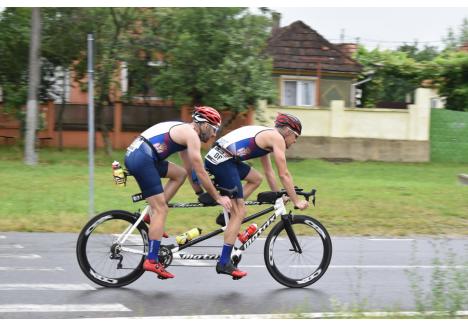 Sârbul Milan Petrovic concurează cu o bicicletă tandem, unde pilot este o persoană care vede bine, în timp ce sportivul triatlonist are deficiențe de vedere