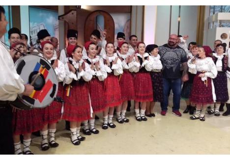 Într-una dintre emisiuni, tinerii din Ansamblul "Zestrea Budureşii" au fost susţinuţi şi de luptătorul orădean Alexandru Lungu