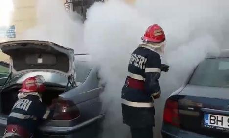 Maşină în flăcări, în parcarea complexului mizericordienilor (FOTO/VIDEO)