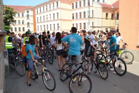 Elevii gojdişti promovează ciclismul, chiar dacă nu au destule piste în oraş (FOTO)