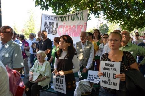 Peste 250 de oameni la protestul împotriva exploatărilor de la Roşia Montană: Luaţi legătura cu parlamentarii, n-au mandat să ne vândă ţara! (FOTO)