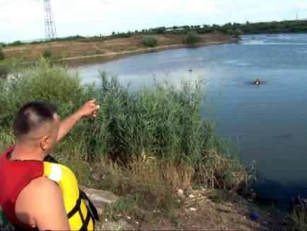 Tragedie: Un tânăr de 18 ani s-a înecat în Criş, sub ochii tatălui şi fratelui său (FOTO)