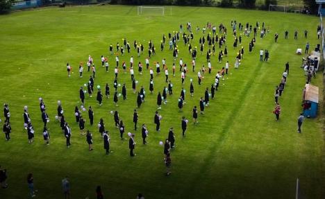 Absolvire... pe stadion: Elevii de la Colegiul 'Avram Iancu' din Ştei au sărbătorit în aer liber finalizarea studiilor (FOTO)