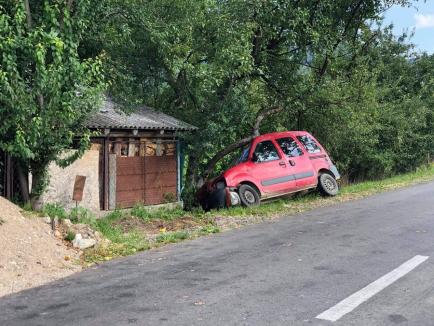 Accident cu 4 victime, la Bulz: Şoferul a pierdut controlul maşinii şi a intrat într-un copac, iar apoi într-un gard (FOTO)
