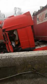 Accident între Cluj şi Oradea: Un TIR a fost proiectat într-un tren, după impactul cu un autoturism! (FOTO / VIDEO)