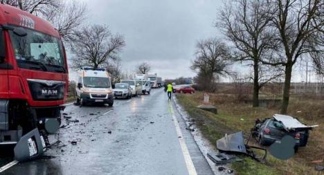 Accident pe DN 79, între Arad și Oradea: Un TIR și un VW Polo s-au lovit frontal (FOTO)