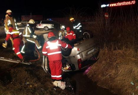 Accident pe DN 79, la ieşire din Leş: O maşină s-a răsturnat în şanţ, iar o tânără de 27 de ani a fost încarcerată (FOTO)