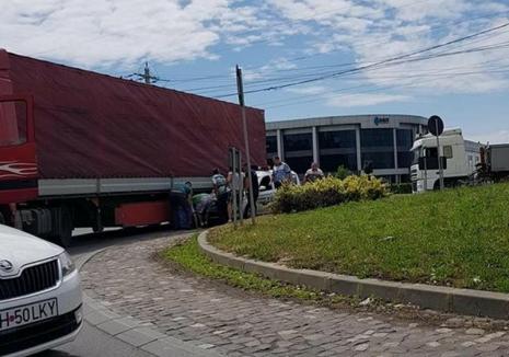 Accident grav pe șoseaua Borșului: Un poliţist rutier a fost lovit de un TIR în timp ce dirija circulaţia!