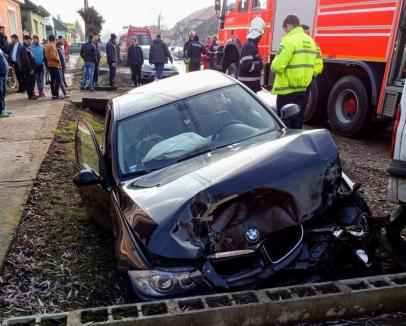 Accident în Tileagd: Un tânăr de 23 de ani a pierdut controlul unui BMW şi a lovit o autoutilitară, iar apoi un cap de pod (FOTO)