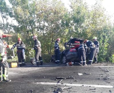 Accident pe DN 1, în Bihor: O persoană a murit, după ce un Mercedes s-a ciocnit cu un autocar între Uileacu de Criş şi Urvind (FOTO)