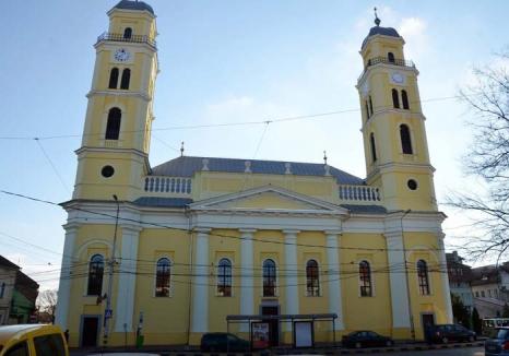 Galben de Oradea: Tot mai mulţi proprietari de clădiri din centrul oraşului îşi zugrăvesc faţadele în nuanţe de galben (FOTO)